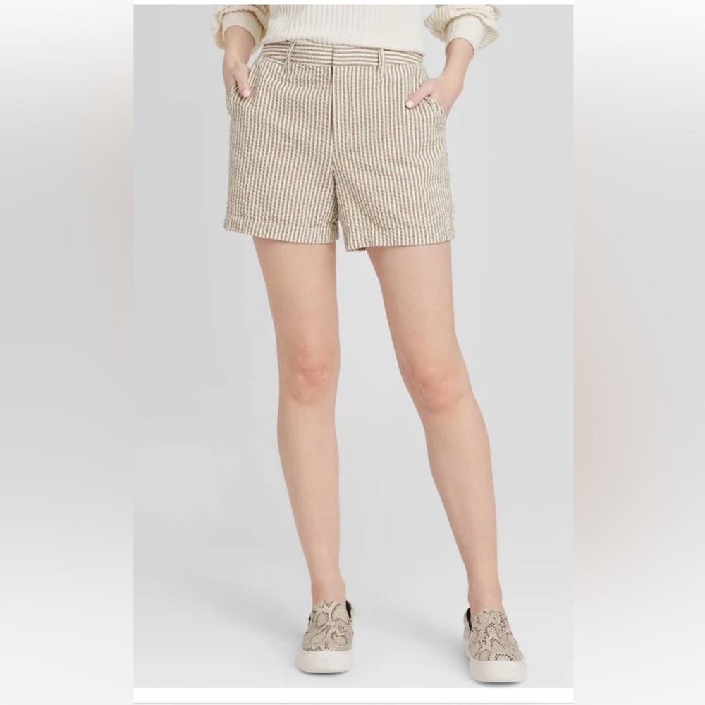 A New Day Women’s Beige & White Striped Shorts Size 6 Preppy Summer - Picture 1 of 4